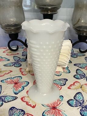 ANCHOR HOCKING White HOBNAIL MilkGlass Vase